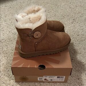 UGG Chestnut Mini Bailey Button Women’s size 6 Boots